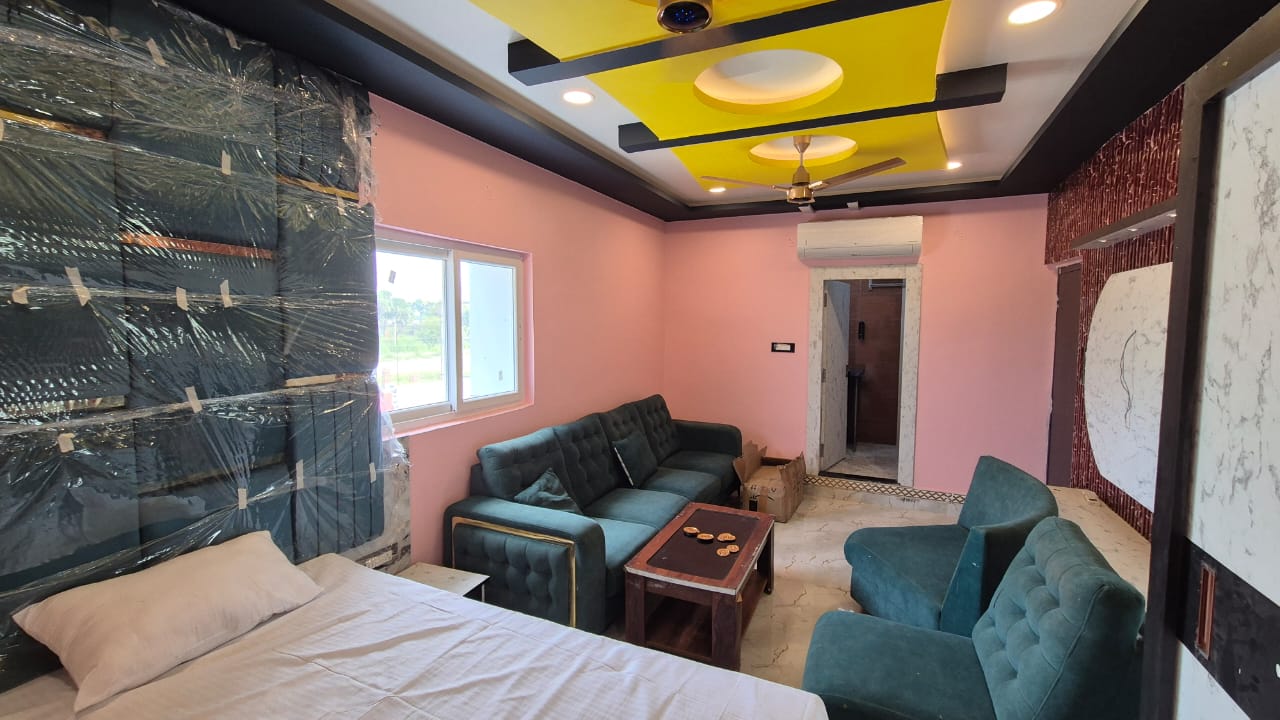 Deluxe Room seating area with sofas